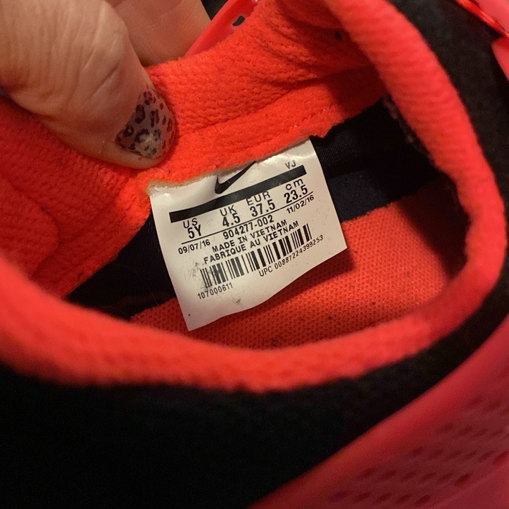 Nike Sock Dart Kids 5 Will Fit Women 6.5-7 - Picture 2 of 3